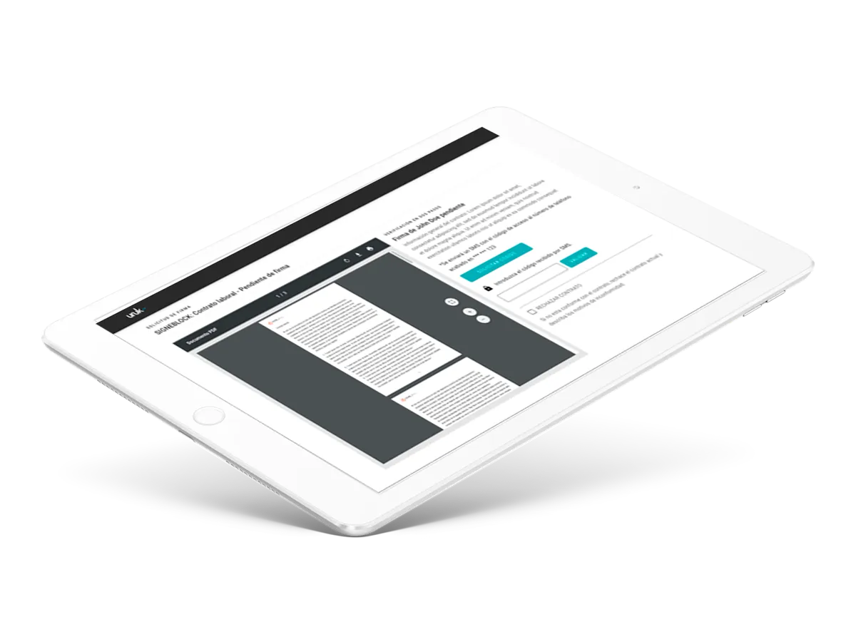 Firma de un contrato laboral desde una tablet